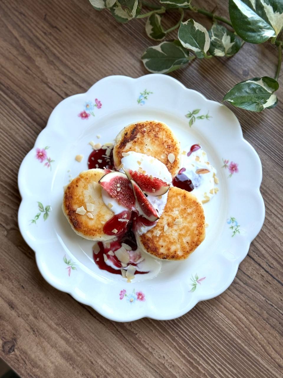 Сырники со сметаной, джемом и инжиром