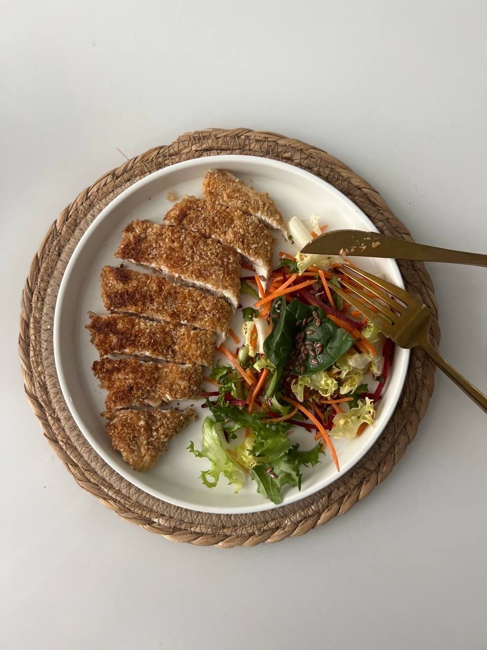 Панированное куриное филе с овощным салатом