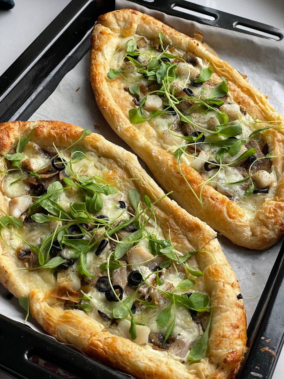 Открытые лодочки с сыром, грибами и маслинами