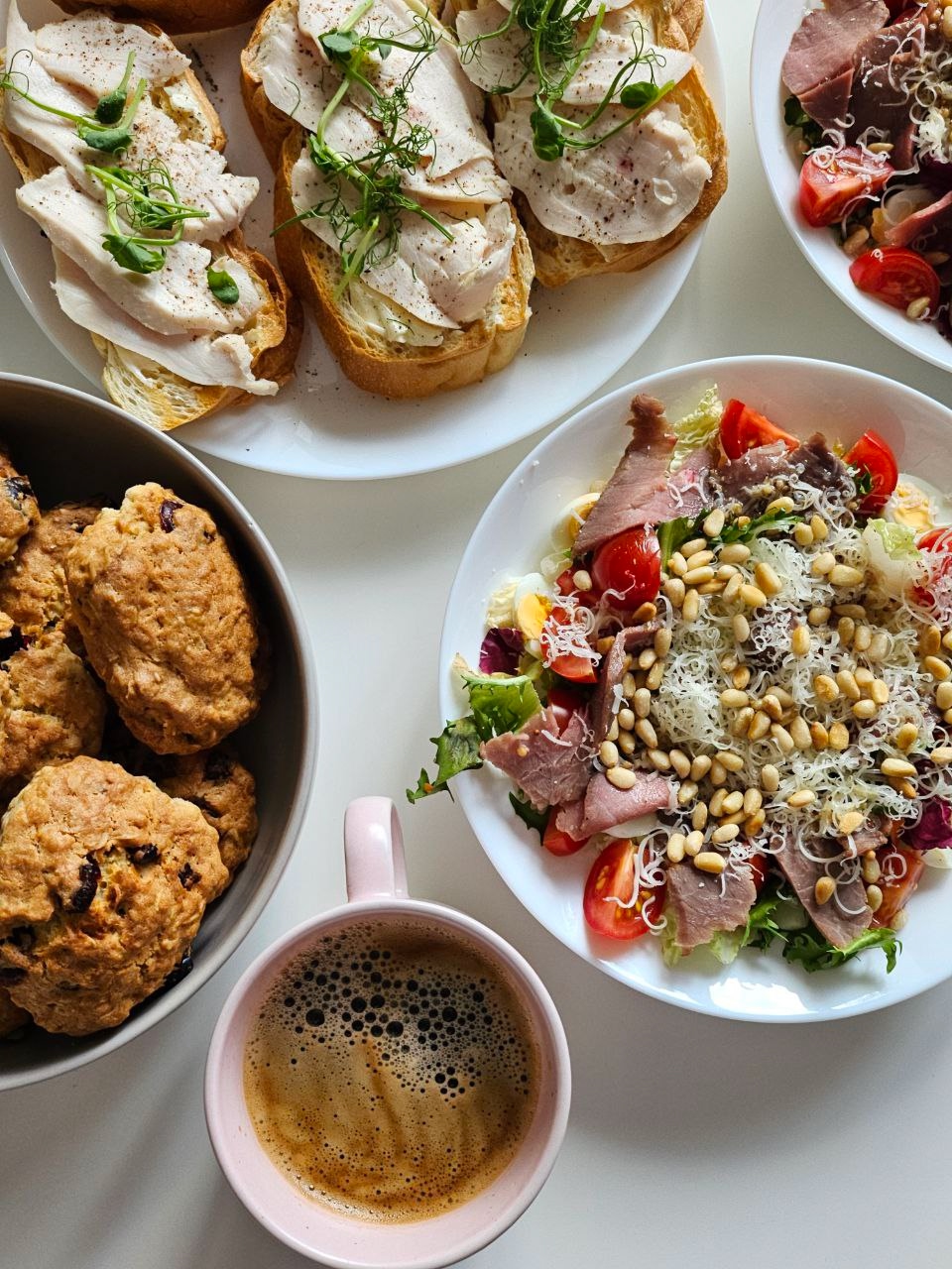 Мясной салат, брускетты с индейкой и кофе